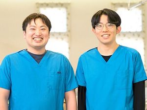 笑顔のスタッフ2人 スタッフイメージ  