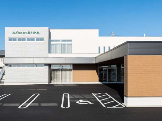 白い外観の建物  