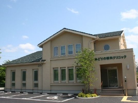 明るい外観の建物  