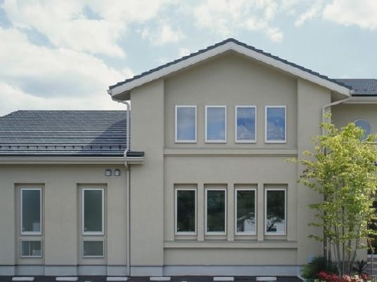 明るい外観の建物外観  