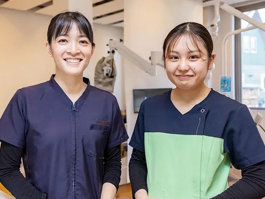 スタッフ2人の機能訓練室  