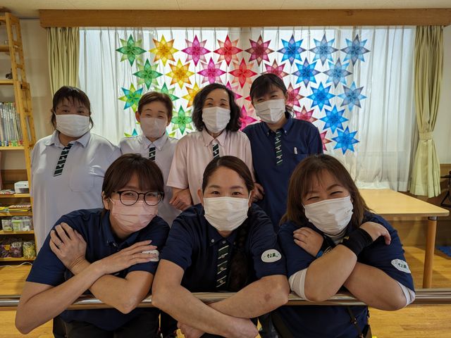 仲が良さそうなスタッフの集合写真 スタッフイメージ 明るく協力的なチームの一員として一緒に働きませんか？チームワークを大切にしています。