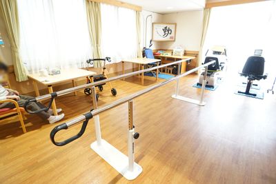 機能訓練器具が並ぶスペース