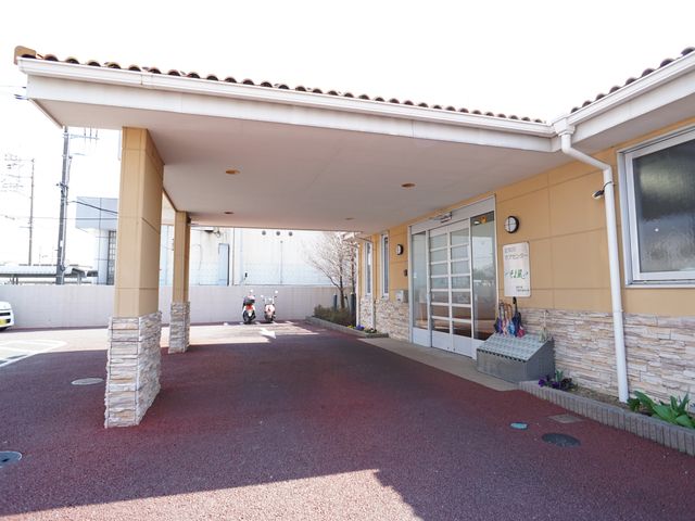 エントランスの外観 玄関 明るい日差しが差し込む広々としたエントランスです。ゆったりとした空間で歓迎される、温かみのある雰囲気が伝わります。