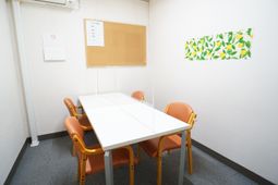 シンプルな会議室