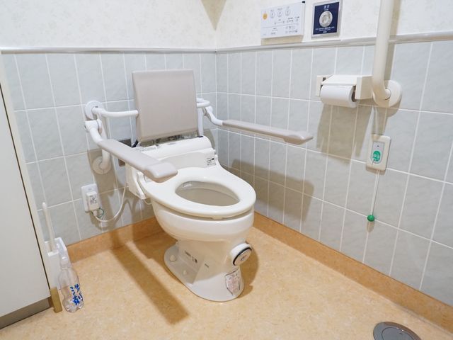 バリアフリーのトイレ設備 トイレ 安全に配慮した手すり付きのトイレです。利用者の快適さを考えた構造となっています。