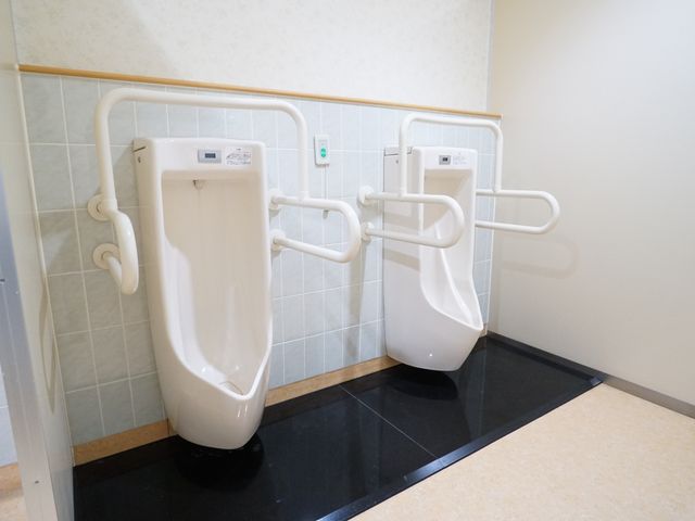 バリアフリー対応トイレ トイレ 手すり付きで安全に設計された広々としたトイレです。誰もが快適にお使いいただける配慮がされています。