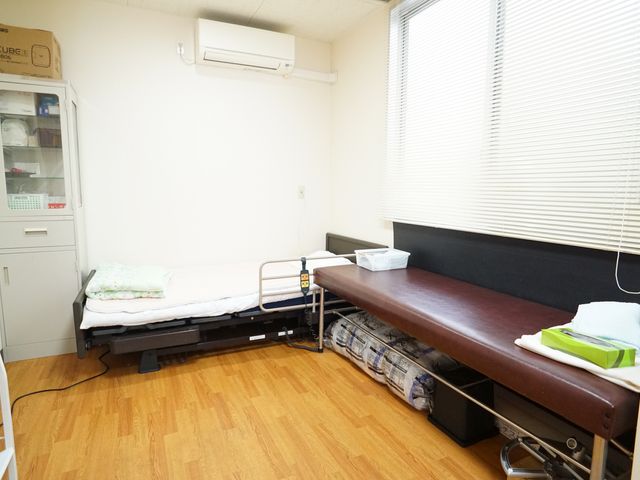 居心地の良い居室 休憩室 整った居室で快適な生活をサポートします。木の温もりが感じられる床材と、清潔感ある室内が特徴です。