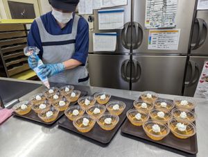 調理スタッフの作業風景