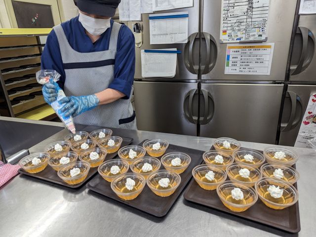 調理スタッフの作業風景 キッチン 清潔なキッチンで、美味しい手作り料理を提供する調理スタッフの仲間を募集しています。