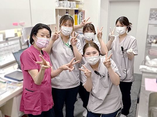 笑顔のスタッフ5人の休憩室  