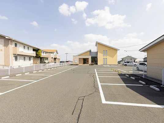 施設前の駐車場  