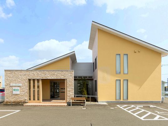 明るい外観の建物  
