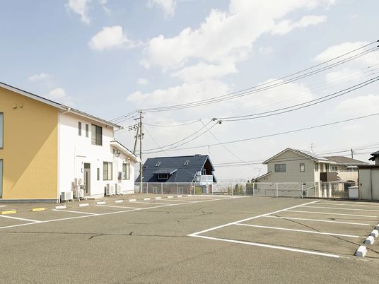 広い駐車場の外観  