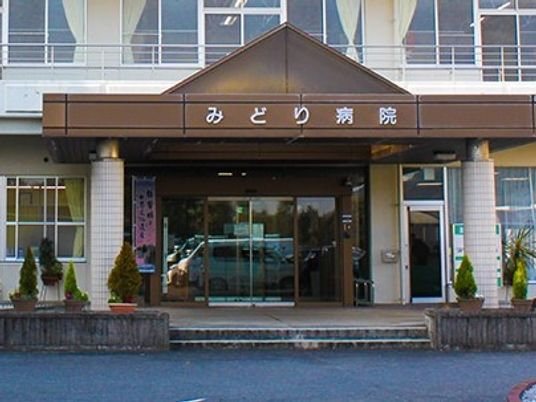 病院の正面玄関  