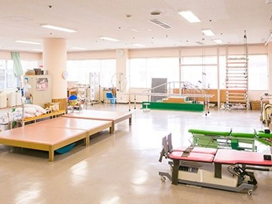 機能訓練室の明るい空間  