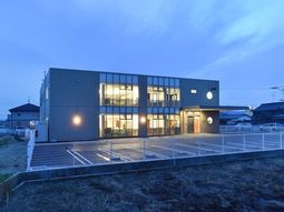 夕暮れ時の建物外観