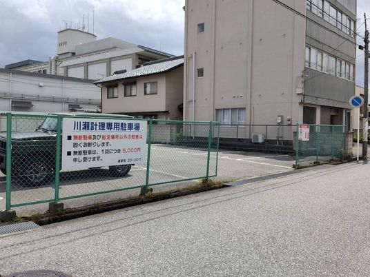 駐車場のある外観  