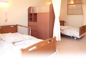 明るい居室のベッド