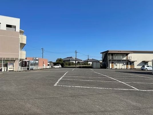 建物と駐車場の外観  