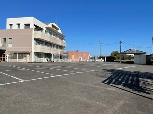 建物前の広い駐車場  