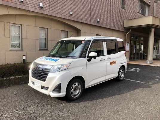 送迎車が停車する外観  