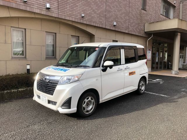 送迎車が停車する外観  