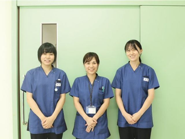 スタッフ3人の廊下  