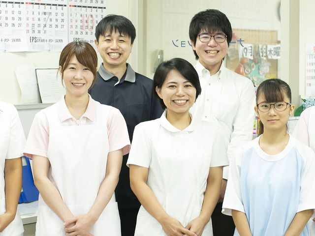 笑顔のスタッフ集合  