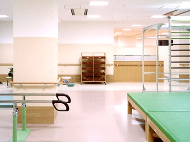 広い部屋の内部 機能訓練室 自然光が差し込む広々とした空間。トレーニング機器が充実しており、運動に最適です。