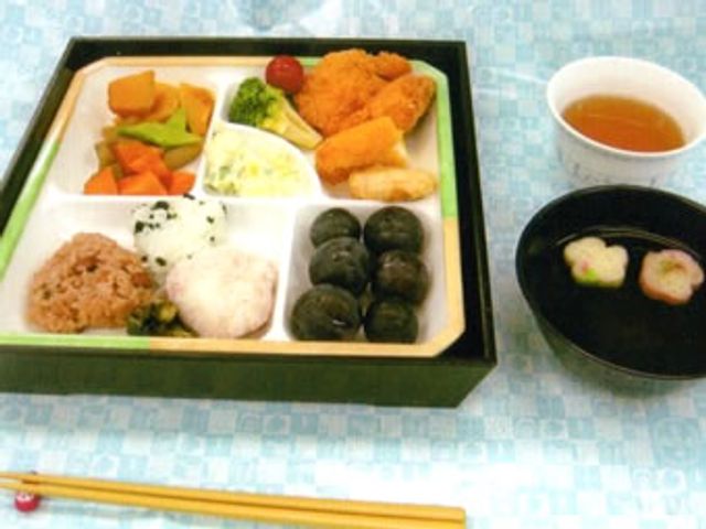 色とりどりの料理の盛り付け 料理 季節の食材を使ったバランスの良い食事です。栄養豊富で美味しく、入居者に好評です。