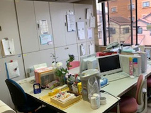 明るいデスクの室内 スタッフイメージ デスクが並ぶ開放的なオフィスです。窓から自然光が入り、働きやすい環境が整っています。