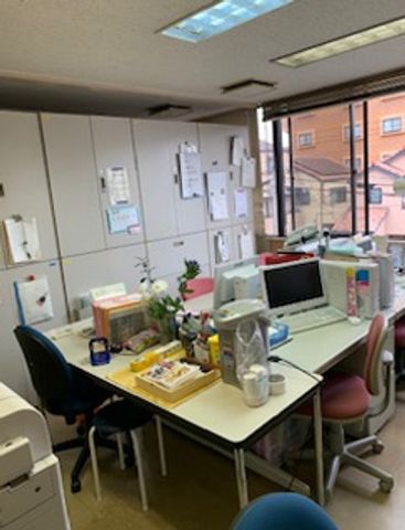 明るいデスクの室内
