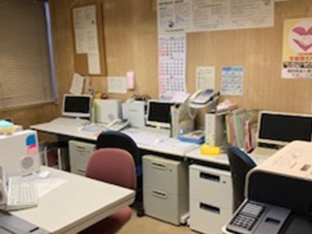 スタッフが働く部屋 スタッフイメージ スタッフが利用する部屋は、整然としたデスクや機器がそろっています。仕事環境が整っていますので、安心して業務に集中できそうです。