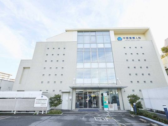 明るい建物の外観  