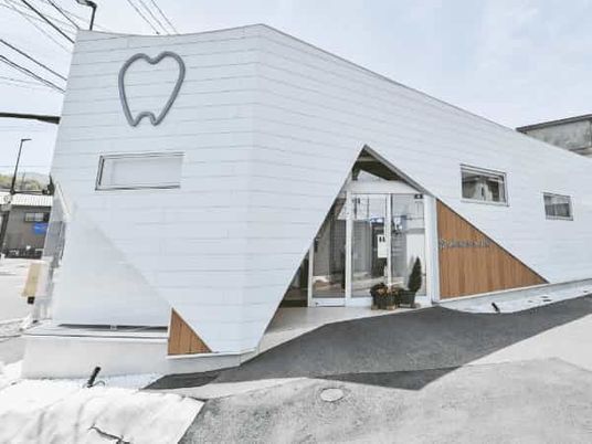 歯の看板がある外観  