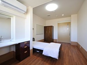 明るい居室のベッド横  