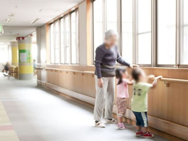 子どもたちと女性の廊下 廊下 自然光が注ぐ明るく広々とした廊下です。子どもたちと交流しやすいのが特徴です。