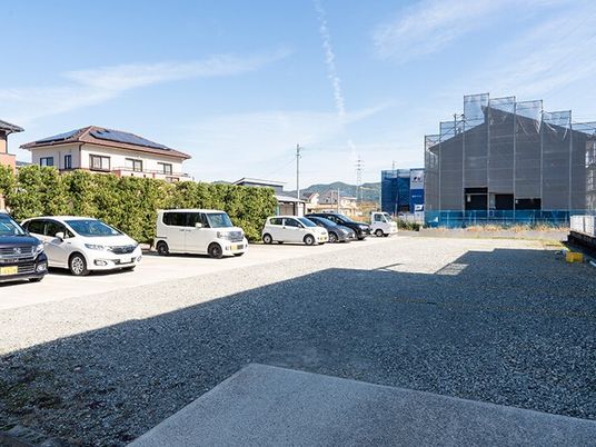 施設前の駐車場  