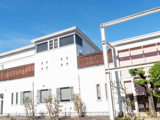 白い建物の外観  