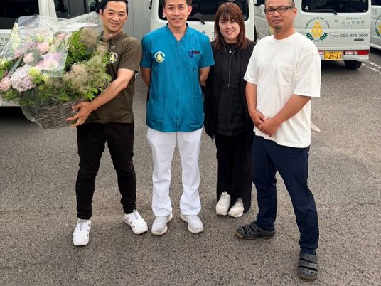 職員4人の集合写真