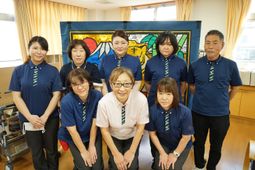 明るい表情のスタッフ集合