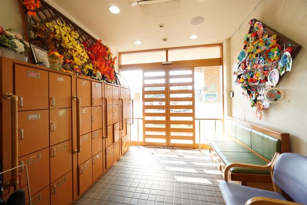 エントランスの明るいロビー