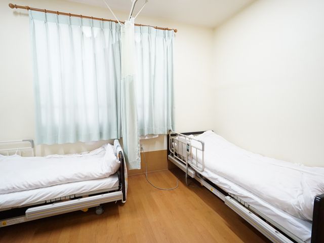 清潔な2床の居室 居室 光が優しく差し込む2床の居室は、快適な生活空間を提供します。高齢者の方々の安らぎの場所として最適です。
