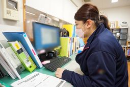 事務作業をするスタッフ