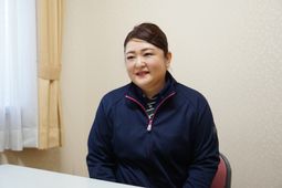 笑顔のスタッフと壁