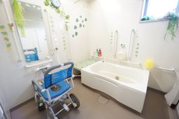 バリアフリーの明るい浴室