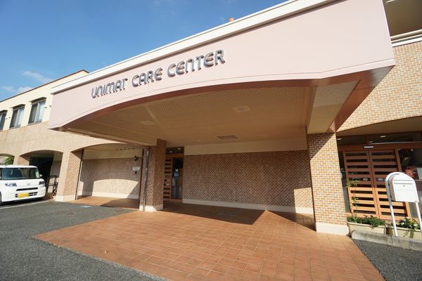 赤茶けた建物のエントランス