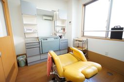 明るい診療室の様子