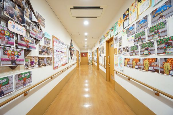 廊下に飾られた掲示物